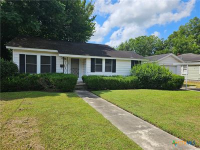 1305 E Virginia Avenue, House other with 3 bedrooms, 2 bathrooms and null parking in Victoria TX | Image 1