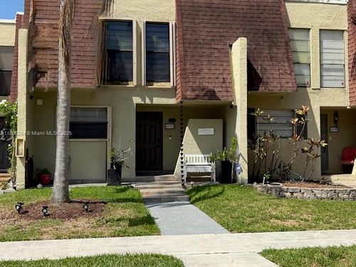 8992-8992 Palm Tree Ln, Pembroke Pines, FL, 33024-4612 | Card Image