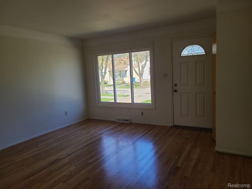 5652 Westpoint St, Dearborn Heights, MI, 48125-2352 | Card Image