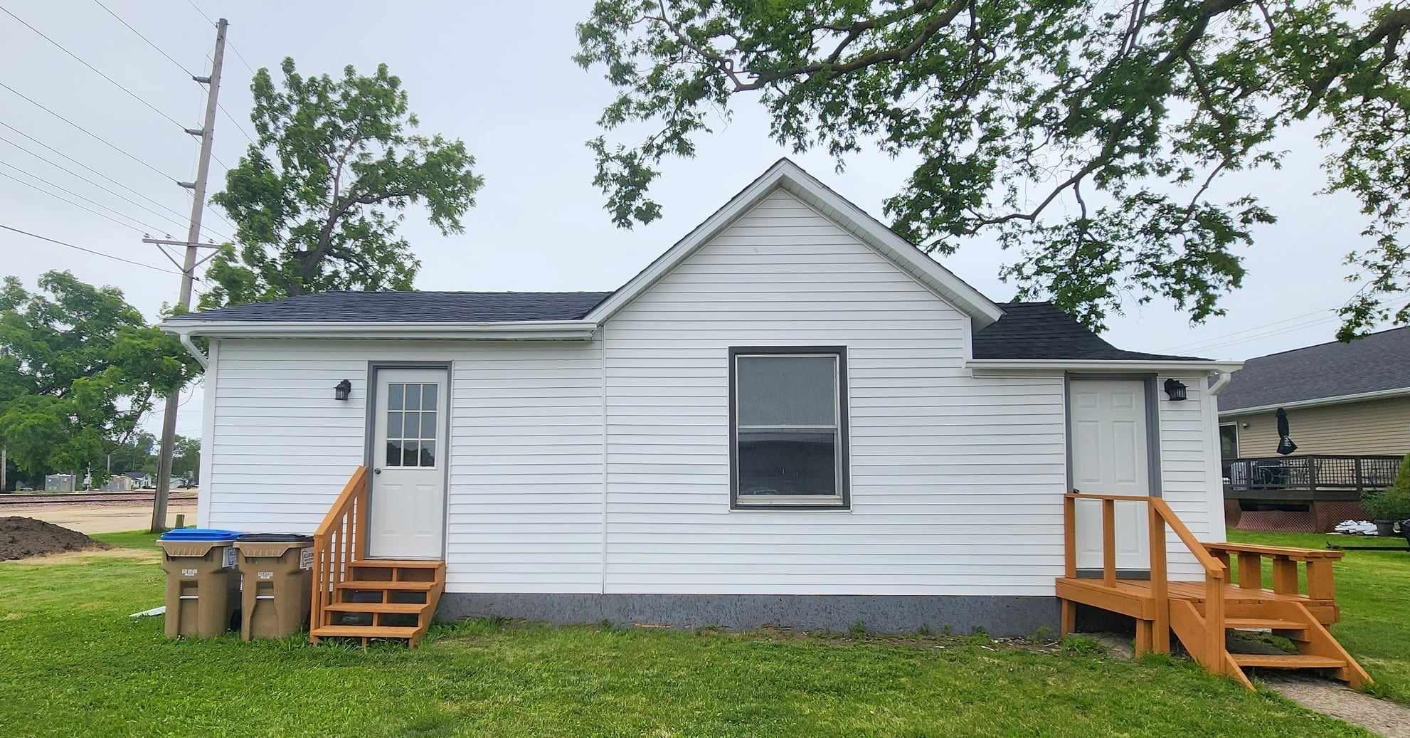 2nd St, Manchester, IA 52057
