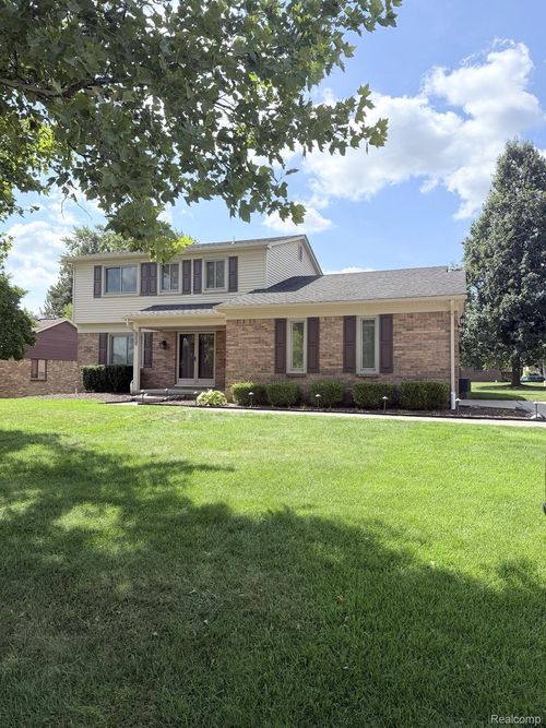 2070 Winchester Rd, Rochester Hills, MI, 48307-3878 | Card Image
