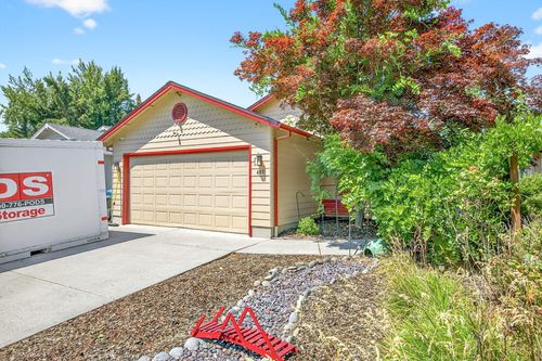 407 Canyon Way, Eagle Point, OR, 97524-9497 | Card Image