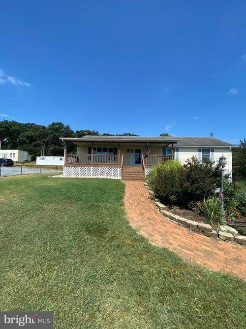 8353 Apple Harvest Dr, GERRARDSTOWN, WV, 25420-4053 | Card Image