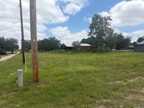 615 Rossville Rd, Devine, TX, 78016-3024 | Card Image