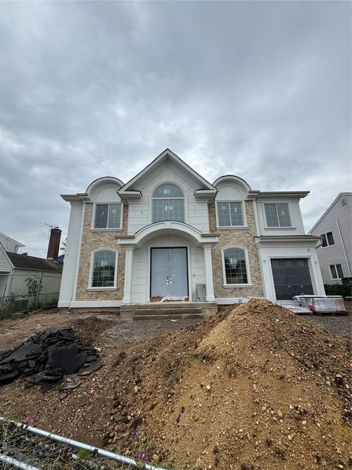 102 Cotton Ln, Levittown, NY, 11756-4924 | Card Image