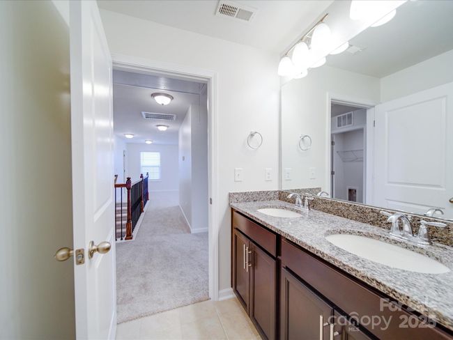 Hall Bathroom | Image 27