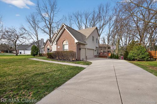 7394 Water Oaks, Orchard Lake, MI, 48324-2484 | Card Image