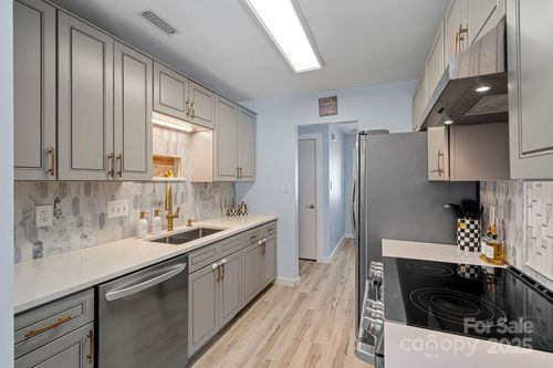 8122 Sherington Way, Charlotte, NC, 28227-3183 | Card Image