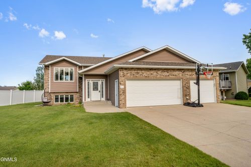 3611 Woodbend Dr Se, Mandan, ND, 58554-7988 | Card Image