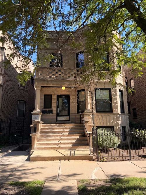 gdn-834 W Waveland Ave, Chicago, IL, 60613-6235 | Card Image