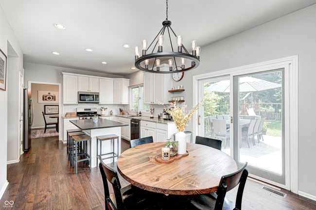 Ample Space for Casual Dining | Image 9