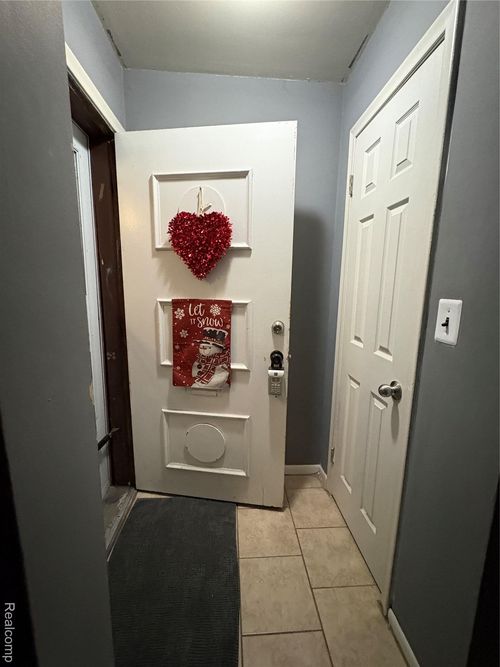 22190 Cloverlawn St, Oak Park, MI, 48237-2678 | Card Image