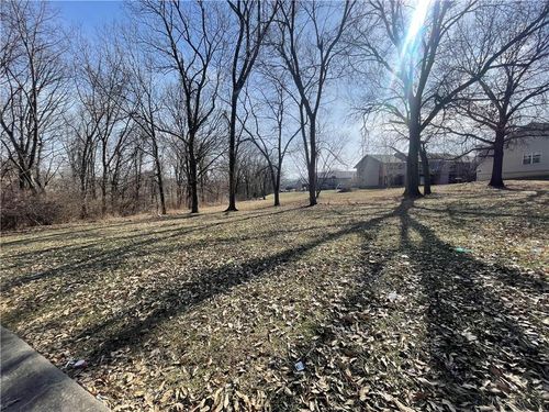 8200 Chas Cir, Pleasant Valley, MO, 64068-8645 | Card Image