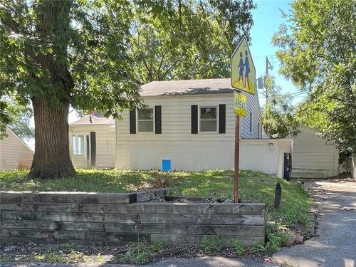 715 Ne 44th St, North Kansas City, MO, 64116-1811 | Card Image