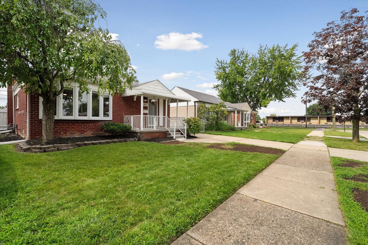 Orchard St, Southgate, MI 48195