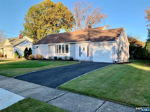 627 Mccarthy Dr, New Milford, NJ, 07646-1028 | Card Image