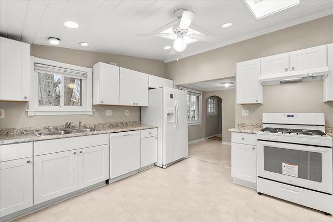 22514 Ridgeway St, House other with 2 bedrooms, 2 bathrooms and null parking in Saint Clair Shores MI | Image 8