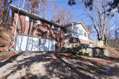 2214 Oakhurst Dr, South Charleston, WV, 25309-8947 | Card Image