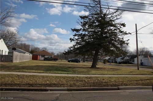 923 Lake Breeze Rd, Sheffield Lake, OH, 44054-2046 | Card Image