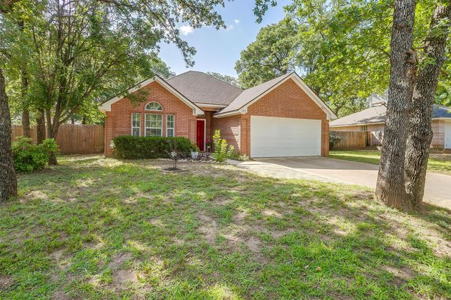 692 High Crest Dr, House other with 3 bedrooms, 2 bathrooms and null parking in Azle TX | Image 5