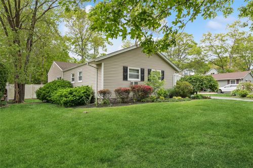 61 Lucille Dr, Sayville, NY, 11782-1530 | Card Image