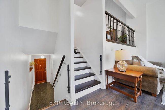 136 Darras Crt, Condo with 5 bedrooms, 2 bathrooms and 1 parking in Brampton ON | Image 5