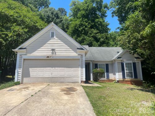 5800 Pennycross Ln, Charlotte, NC, 28216-9615 | Card Image