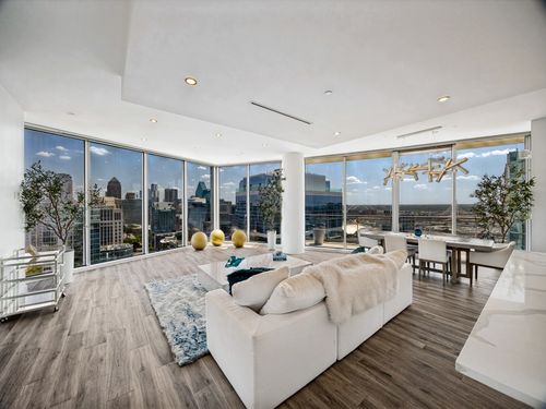 2301-2900 Mckinnon St, Dallas, TX, 75201-1082 | Card Image