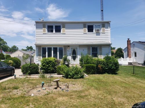 926 9th St, West Babylon, NY, 11704-3807 | Card Image