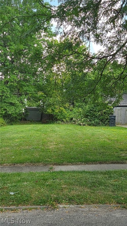 907 Nela View Rd, Cleveland Heights, OH, 44112-2355 | Card Image