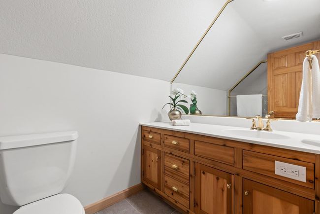 Upper-Level Junior Suite | Image 21