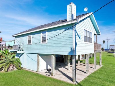 836 Eastview, House other with 3 bedrooms, 2 bathrooms and null parking in Crystal Beach TX | Image 2