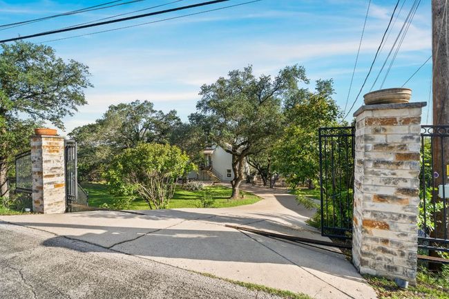 Gated and fenced property | Image 5