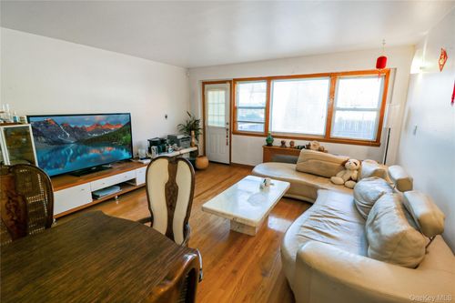 21115 48th Ave, Oakland Gardens, NY, 11364-1136 | Card Image