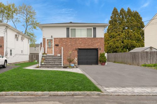 827 Bermuda Rd, West Babylon, NY, 11704-7428 | Card Image