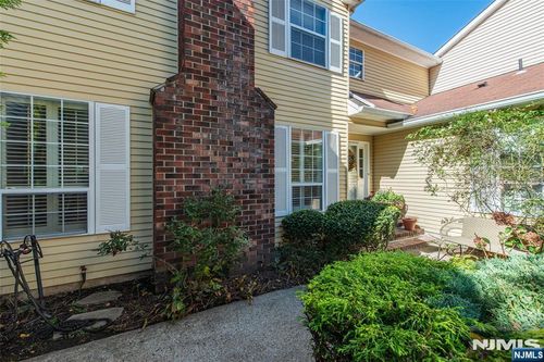 8 Birdseye Cir, Wayne, NJ, 07470-4944 | Card Image