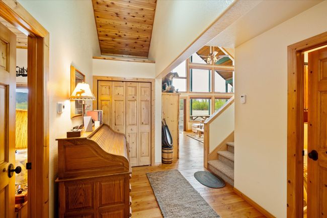 Main Cabin - Hallway | Image 18