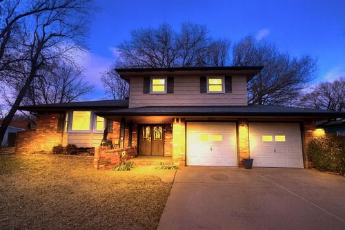 327 N Willow Dr, Derby, KS, 67037-2435 | Card Image