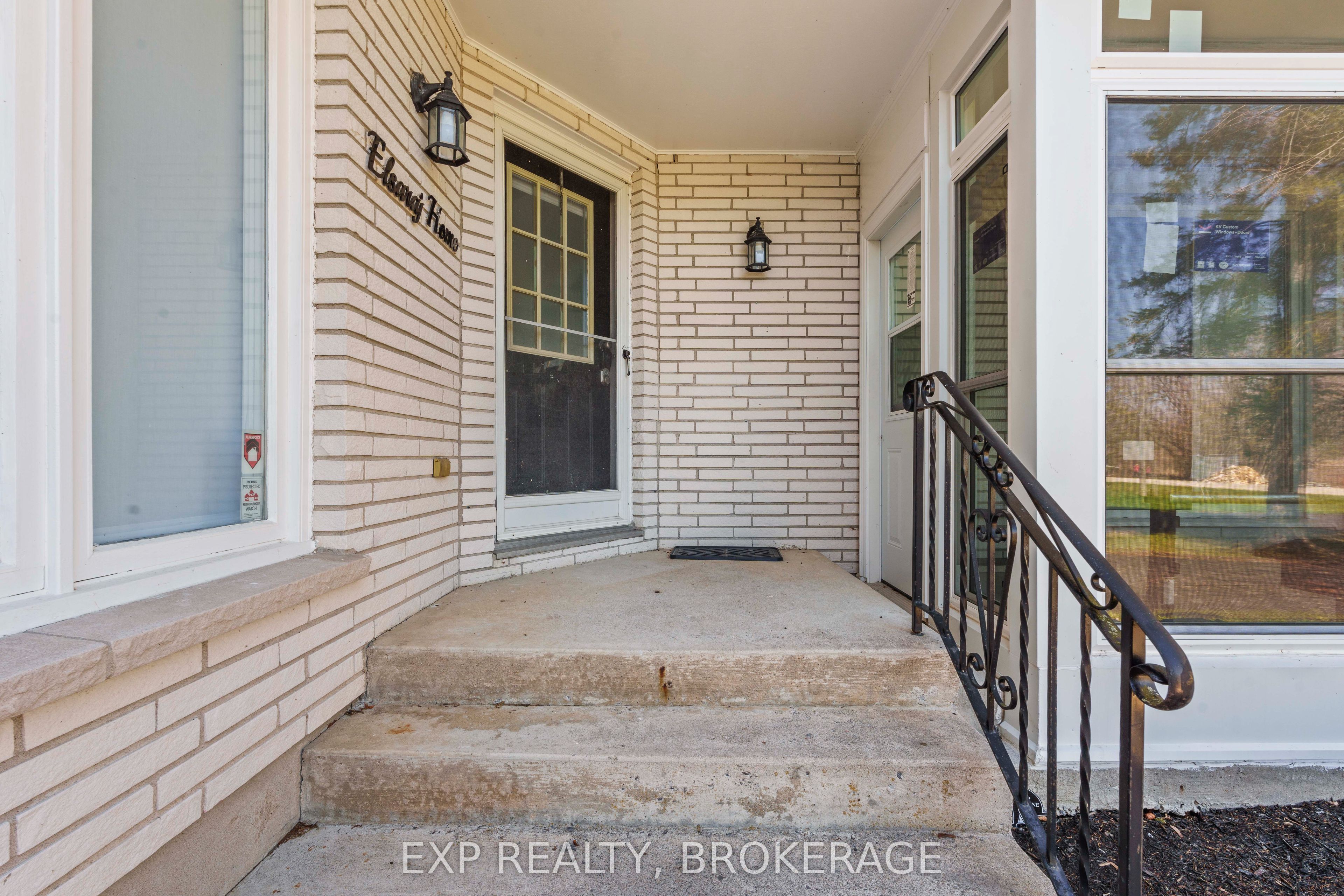 Residential in Front of Leeds & Seeleys Bay 3