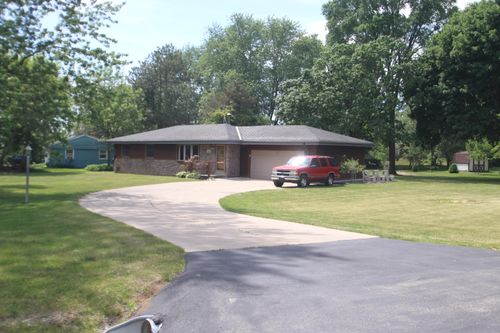 N48W19068 Joetta Dr, Menomonee Falls, WI, 53051-6424 | Card Image