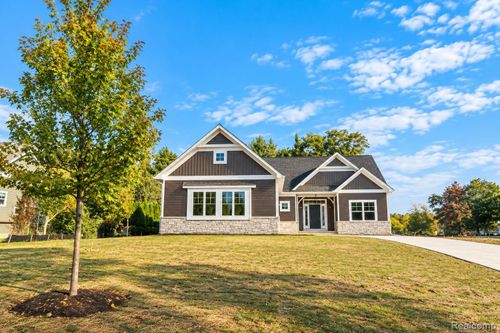 2735 Pine Shadow Ct, Pinckney, MI, 48169-6804 | Card Image