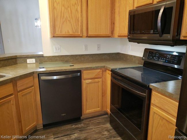 15268 Yale Dr, Condo with 2 bedrooms, 2 bathrooms and null parking in Clinton Twp MI | Image 8
