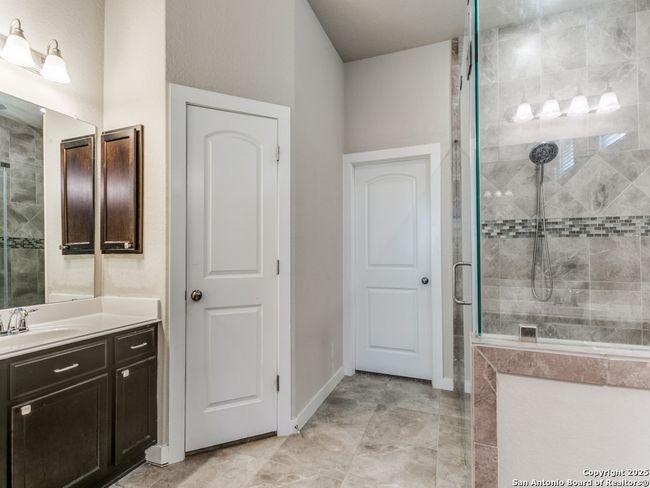 15729 La Subida Trl, House other with 3 bedrooms, 3 bathrooms and null parking in Helotes TX | Image 18