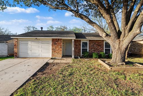 7427 Sandhurst Ln N, North Richland Hills, TX, 76182-4524 | Card Image