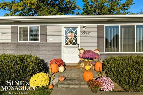 5592 Pointe Dr, East China, MI, 48054-4168 | Card Image