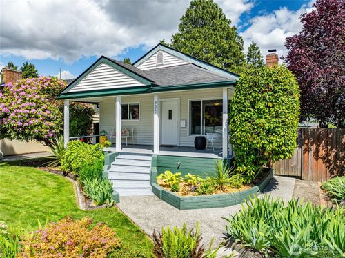 9056 37th Ave Sw, Seattle, WA, 98126-3833 | Card Image