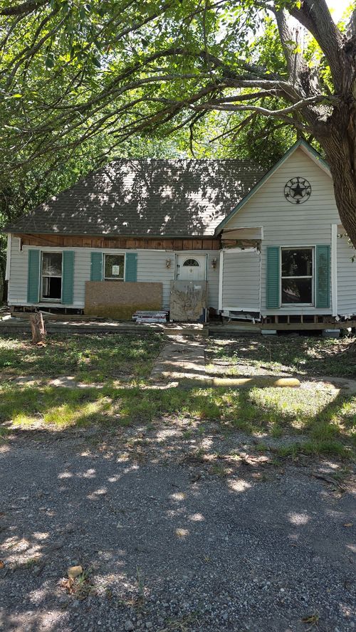 107 W Travis St, Leonard, TX, 75452-2627 | Card Image