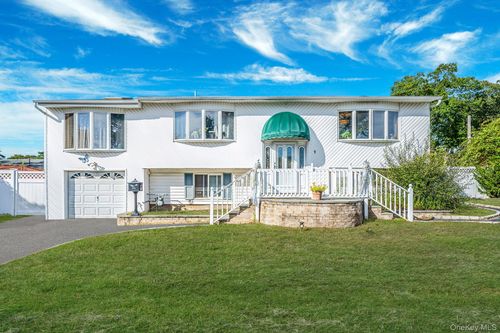 1 Winthrop St, Islip, NY, 11751-1011 | Card Image