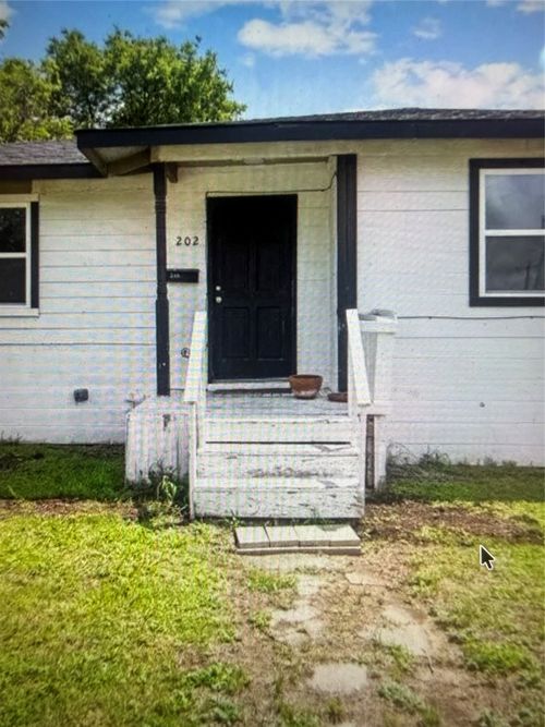 202 N Commerce St, Mart, TX, 76664-1109 | Card Image