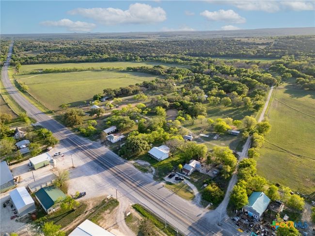 92 N Us Highway 281, Home with 3 bedrooms, 2 bathrooms and null parking in Lampasas TX | Image 9